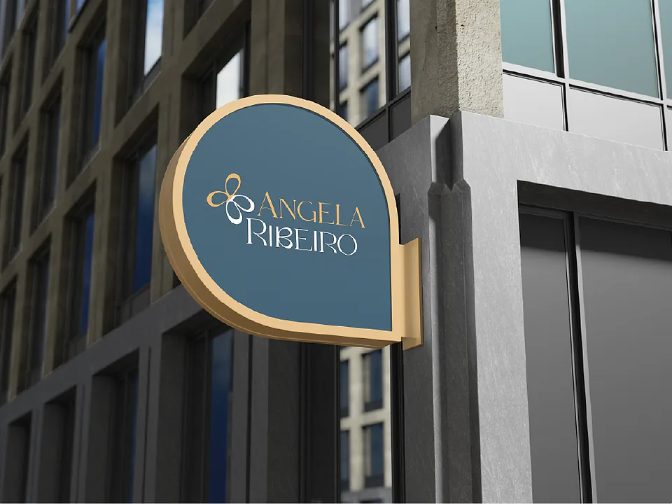 Placa de fachada em forma de gota, azul com moldura dourada e a marca aplicada