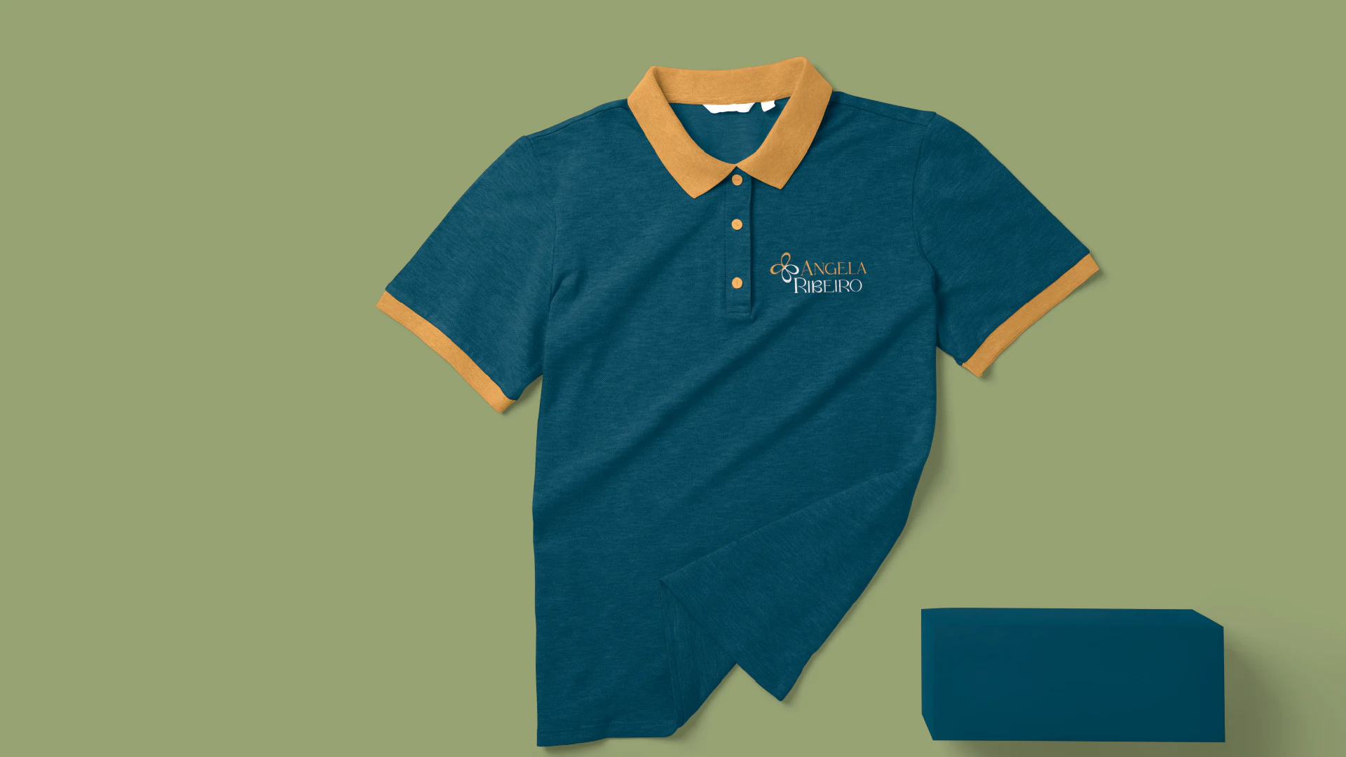 Camisa polo azul petróleo com gola dourada e a marca bordada no peito