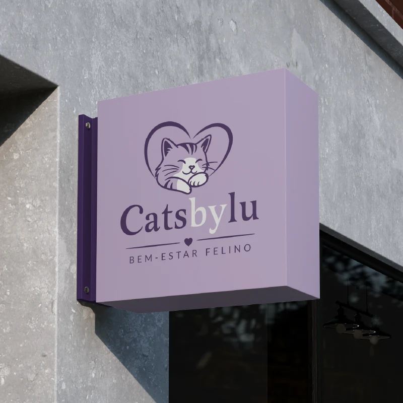 Placa de fachada iluminada com a marca Catsbylu
