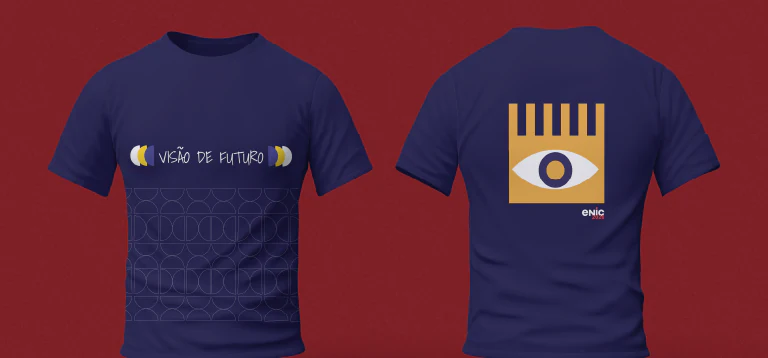 Duas camisetas azul-marinho sobre fundo vinho: a frente com "Visão de futuro" e as costas com o ícone do olho em amarelo