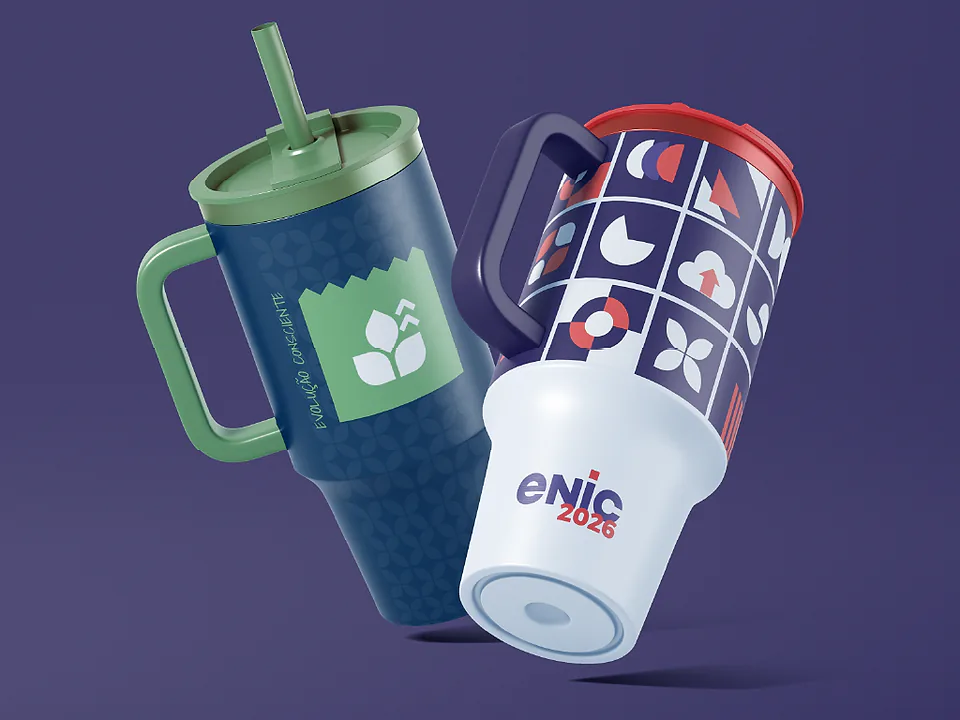 Copo térmico verde com canudo e caneca branca com a grade de símbolos e a marca ENIC 2026, sobre fundo roxo
