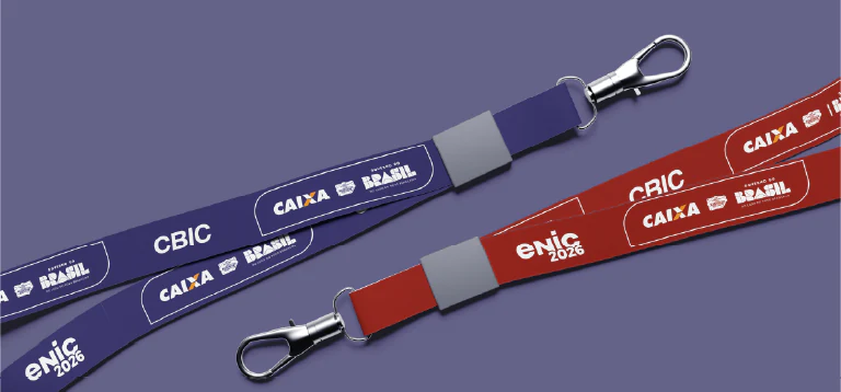 Cordões de crachá em azul-marinho e vermelho com as marcas ENIC 2026, CBIC e Caixa, e mosquetão prateado