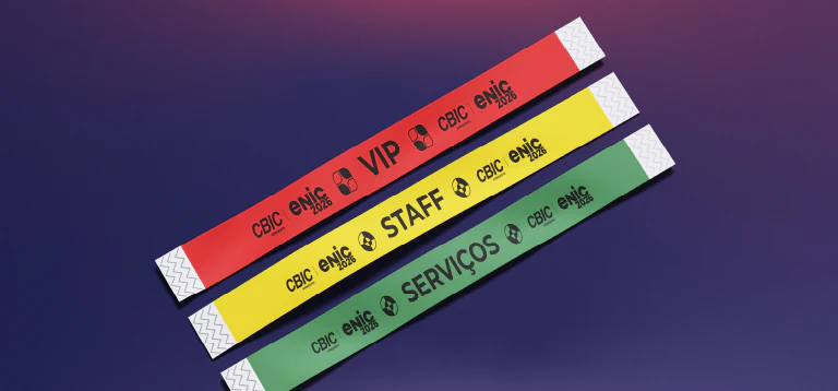 Pulseiras de identificação em vermelho, amarelo e verde, para VIP, staff e serviços, com as marcas CBIC e ENIC 2026