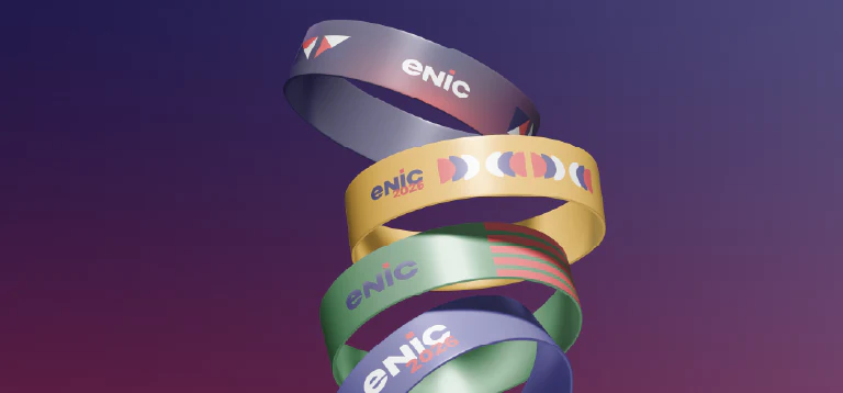 Pulseiras de silicone em azul, coral, amarelo, verde e roxo com a marca ENIC, empilhadas sobre fundo roxo