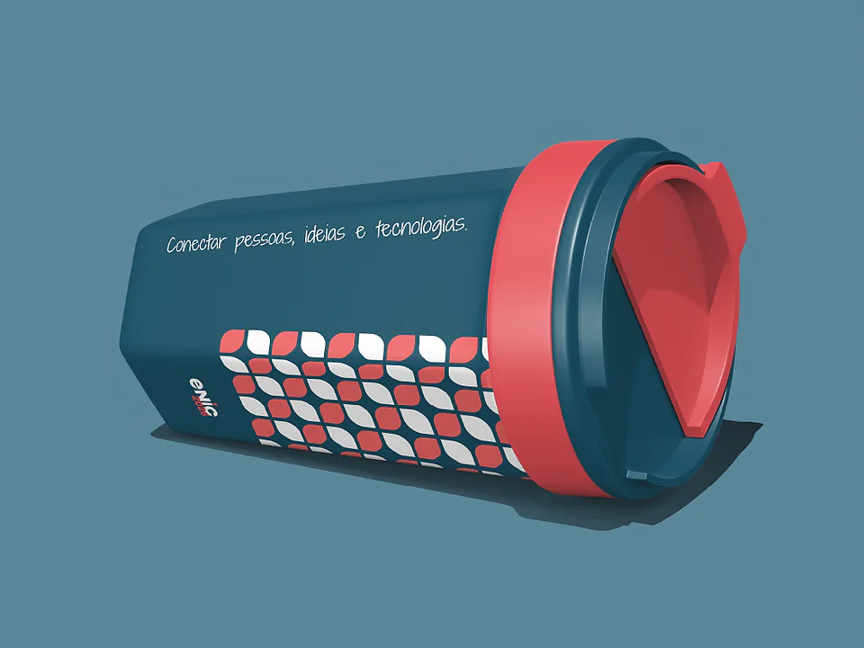 Copo térmico azul-petróleo com tampa coral, a padronagem de símbolos e a frase "Conectar pessoas, ideias e tecnologias", sobre fundo azul-petróleo