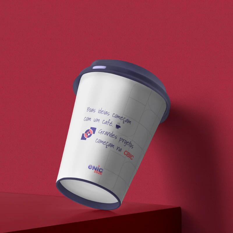 Copo de café branco com a frase "Boas ideias começam com um café, grandes projetos começam na CBIC" e a marca ENIC 2026, sobre fundo vinho