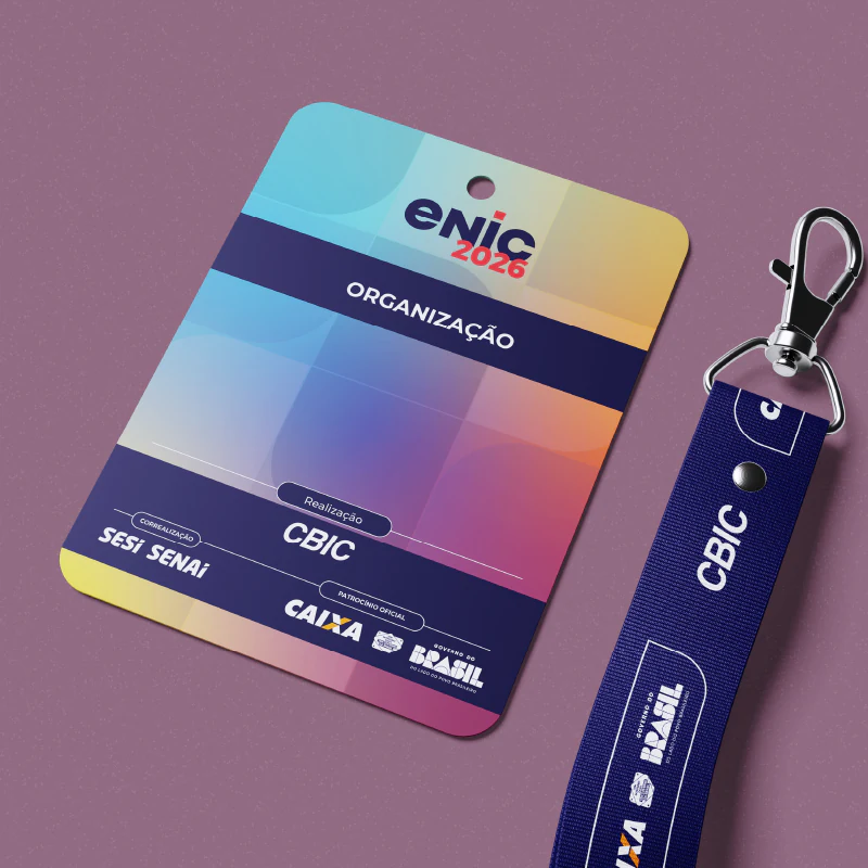 Crachá de organização em degradê colorido com a marca ENIC 2026, a marca da CBIC e patrocinadores, ao lado de cordão azul-marinho com mosquetão