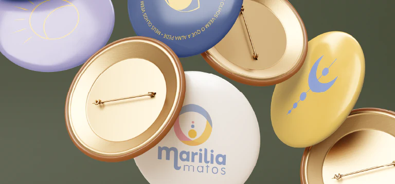 Bótons redondos nas cores da marca, com o símbolo e a assinatura