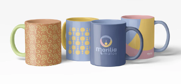 Quatro canecas nas cores da marca, com símbolo e padronagem