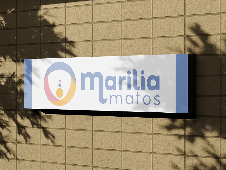 Placa de fachada com a assinatura da marca sobre parede clara