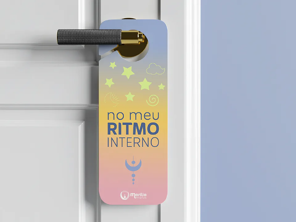 Pendura-porta em degradê com a frase no meu ritmo interno
