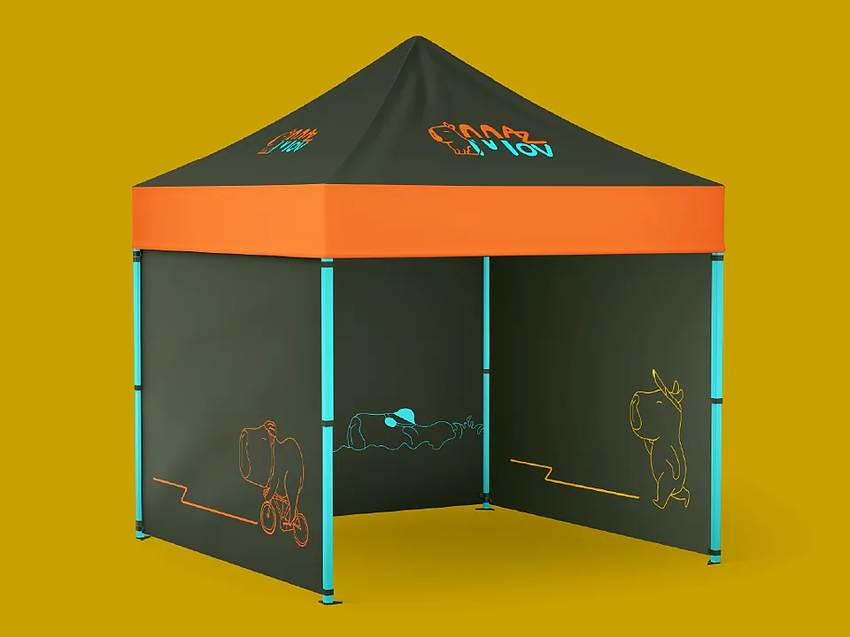 Tenda de evento verde e laranja com a marca e a capivara nas laterais