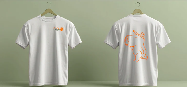 Duas camisetas brancas, com a marca na frente e a capivara nas costas