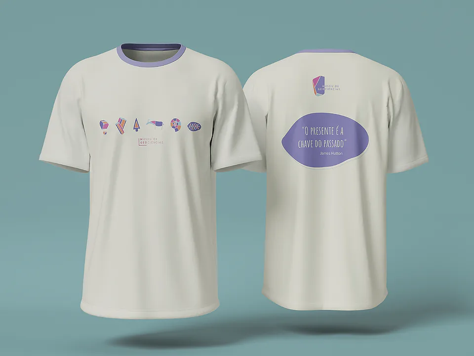 Camiseta em cru vista de frente, com fósseis em miniatura no peito, e de costas, com a frase de James Hutton em mancha lilás, sobre fundo verde-água