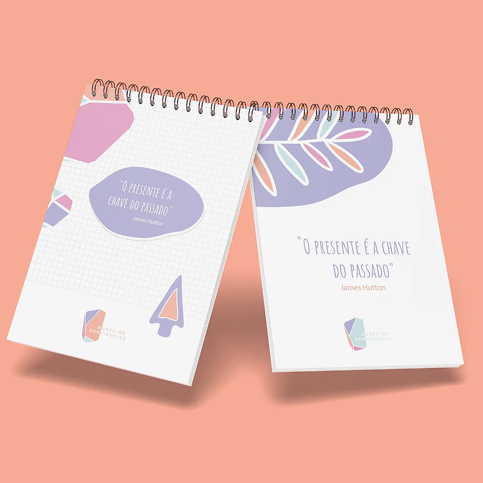 Dois blocos de espiral com capa branca e ilustrações de fósseis e folha em rosa, lilás e laranja, sobre fundo salmão