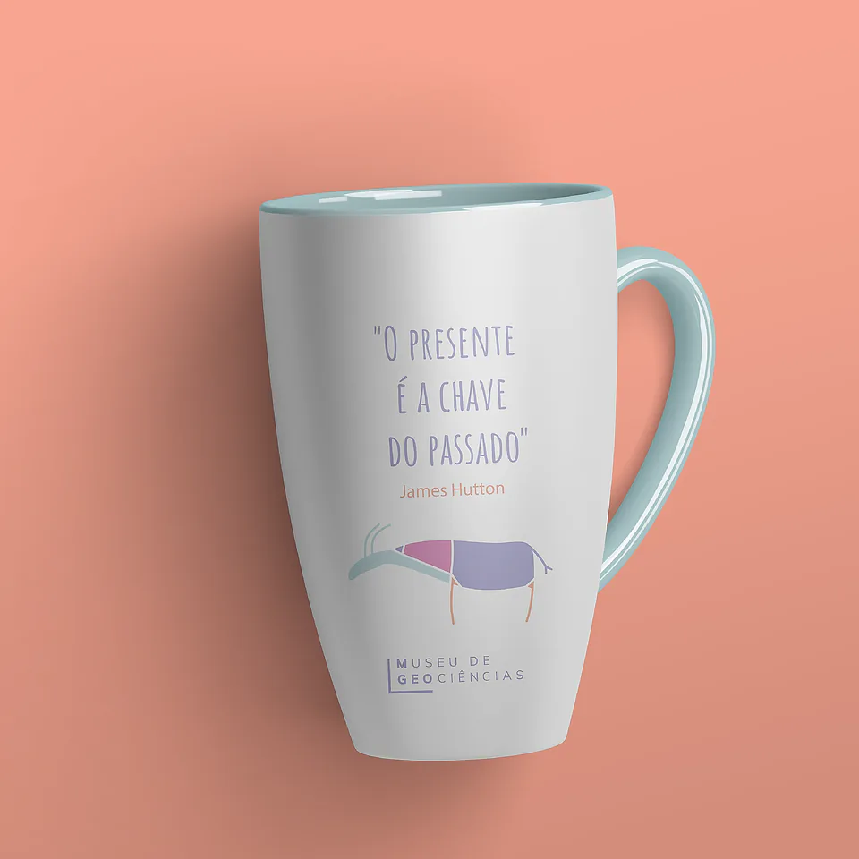 Caneca alta branca com interior azul-claro, a frase de James Hutton, a ilustração de um animal pré-histórico e a marca do Museu de Geociências, sobre fundo salmão