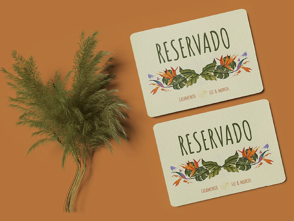 Dois cartões de reservado em papel creme com folhagem tropical ilustrada, sobre fundo laranja