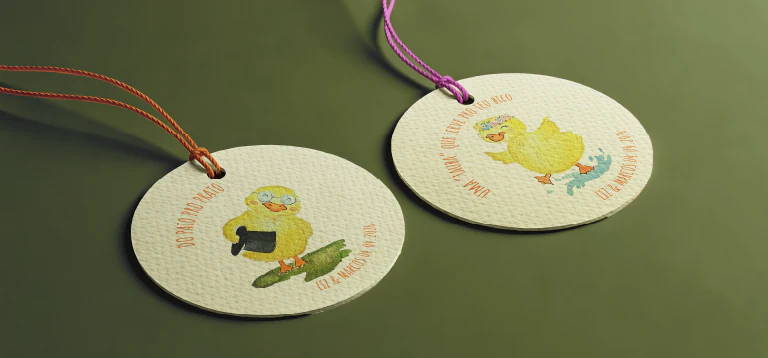 Tags redondas com patinhos ilustrados e fitas coloridas, sobre fundo verde