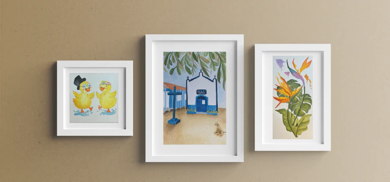 Três quadros emoldurados com aquarelas de patinhos, da capela azul e de estrelícia