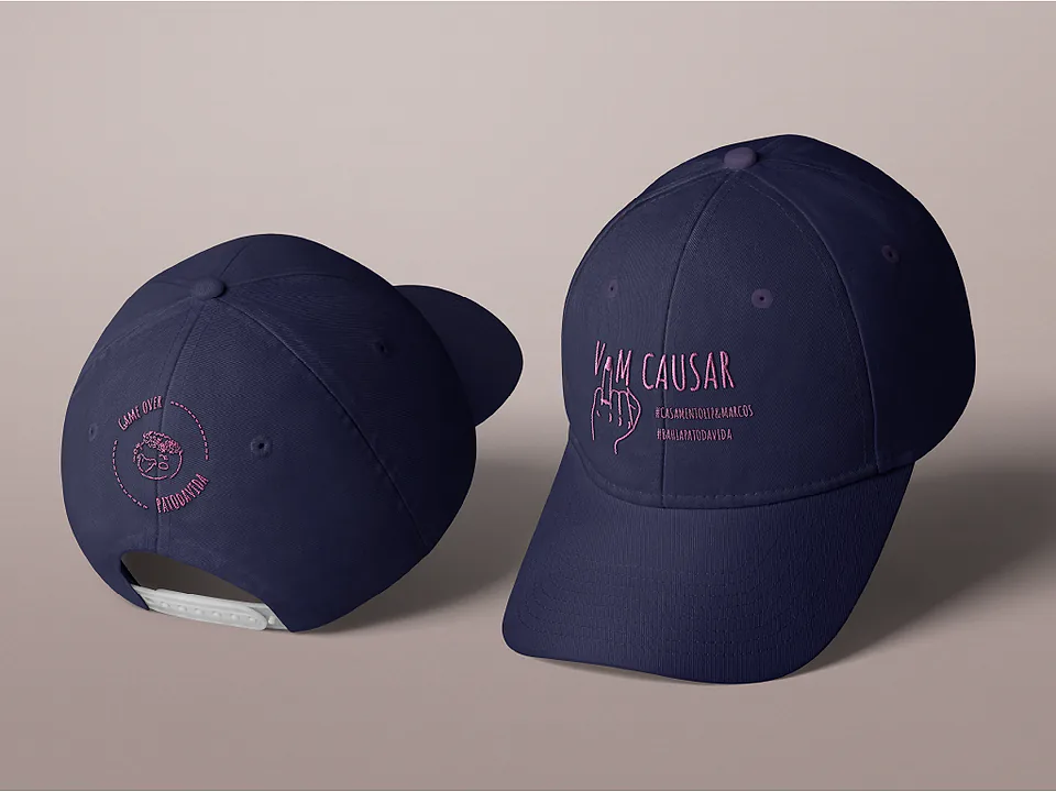 Bonés azul marinho bordados em rosa com a frase vim causar e as hashtags do casamento