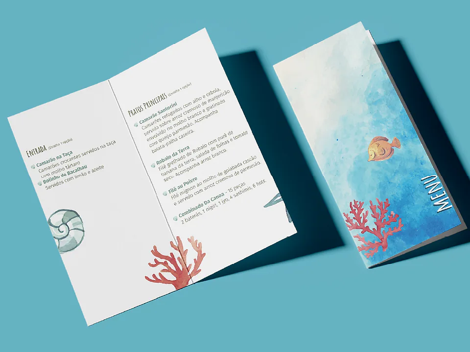 Menu aberto e capa ilustrada com coral e fundo do mar em aquarela