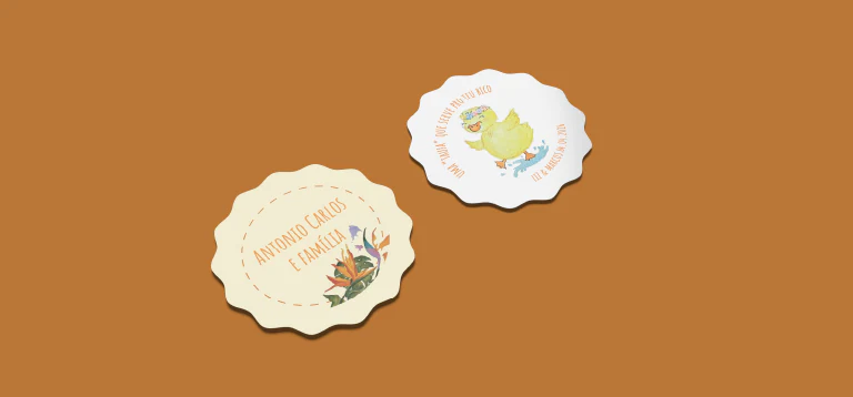 Bolachas de copo recortadas com patinhos e folhagem ilustrada