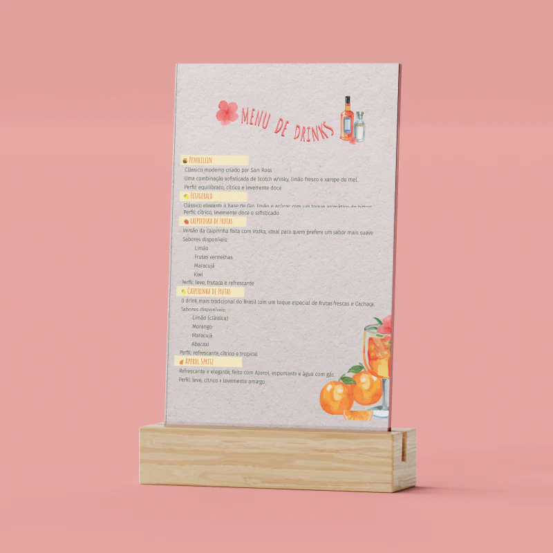 Menu de drinks em display de madeira com ilustração de frutas cítricas
